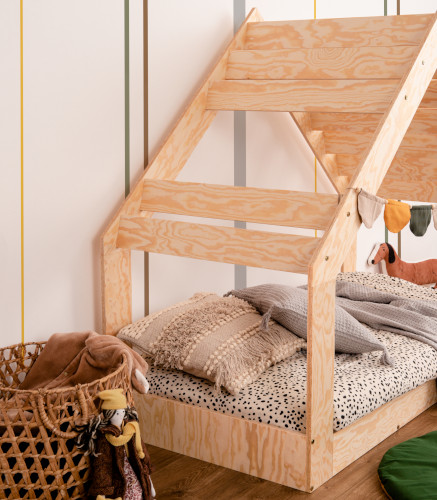 Holzbett-Haus MOON G mit Dachfenster aus Kiefernsperrholz in Naturholzfarbe